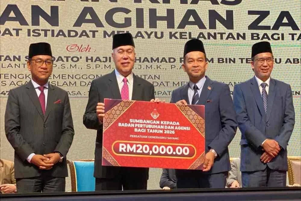 Tengku Mohamad Rizam (dua,kiri) menyampaikan sumbangan kepada Persatuan Generasiku Sayang yang diwakili oleh Pengarah Jabatan Kesihatan Negeri Kelantan (JKNK), Datuk Dr Mohd Azman Yacob pada Majlis Sidang Media Laporan Khas Kutipan dan Agihan Zakat MAIK Bagi Tahun 2025 di Kota Bharu pada Ahad.
