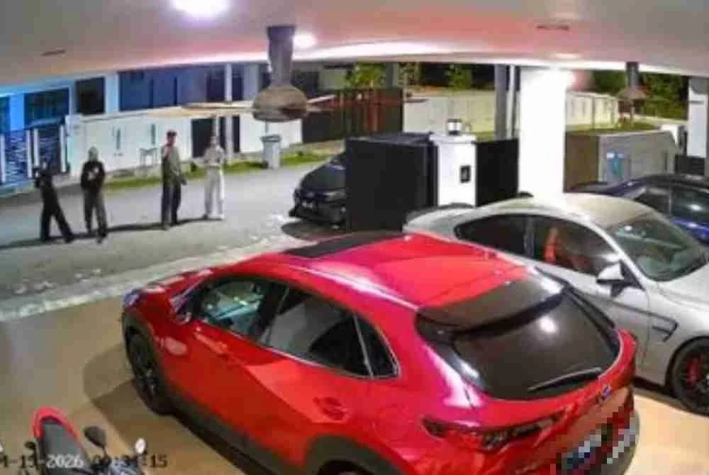 Panik dengan situasi itu, penghuni rumah bertindak keluar semula dan meminta bantuan jiran untuk menghubungi pihak polis.