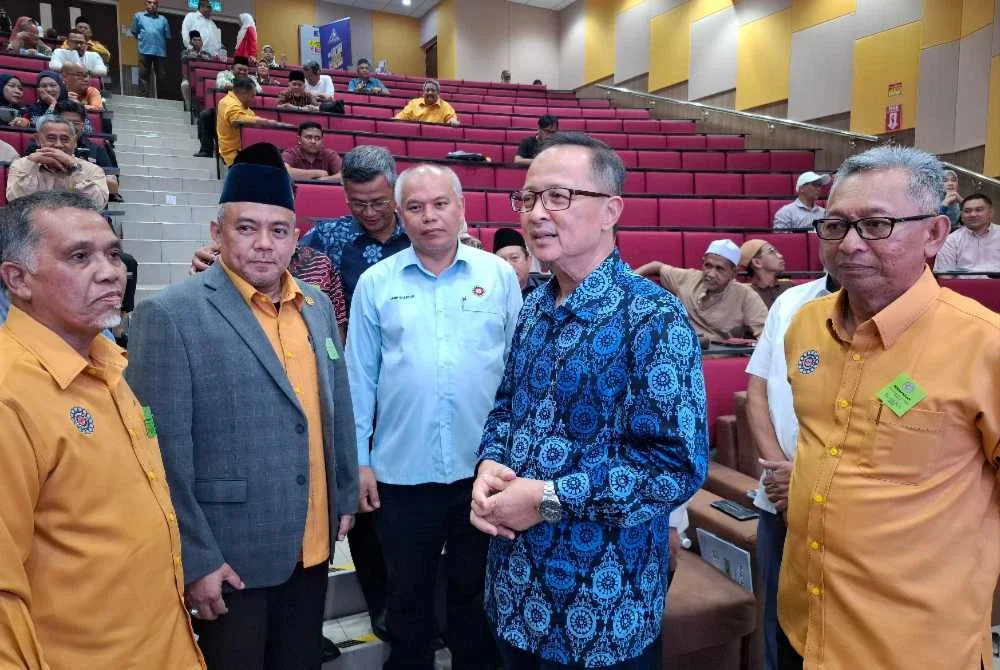 Mustaffa (dua dari kanan) menyantuni barisan jawatankuasa DPMM Perak sempena Program Forum Niaga Madani 2026 dan Mesyuarat Agung Tahunan ke-11 DPMM Perak di Kolej Poly-Tech MARA (KPTM) Ipoh pada Ahad.