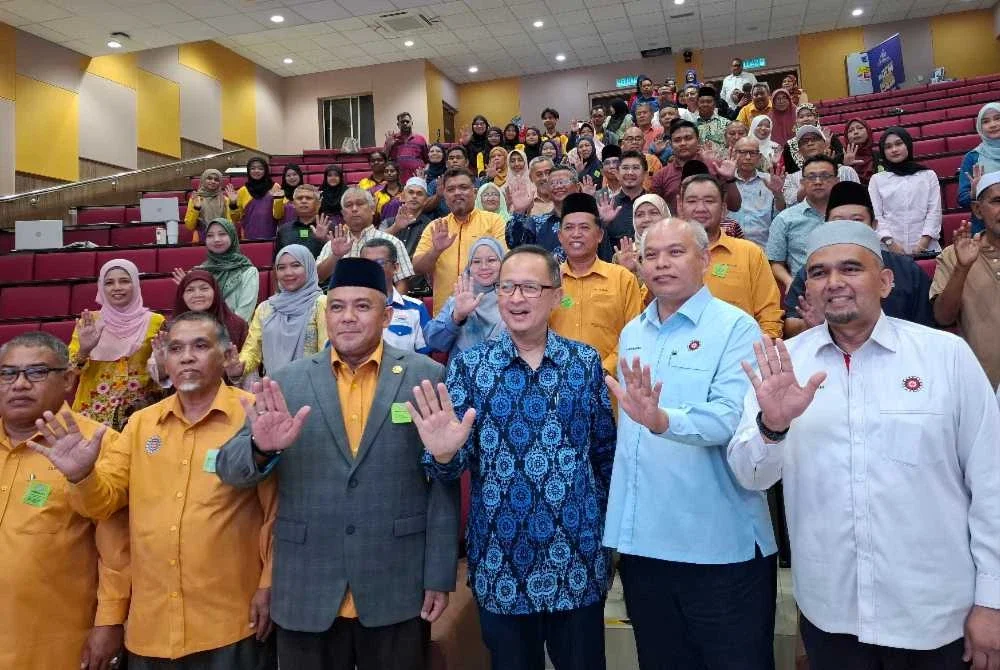 Mustaffa (tengah) bersama barisan jawatankuasa DPMM Perak sempena Program Forum Niaga Madani 2026 dan Mesyuarat Agung Tahunan ke-11 DPMM Perak di Kolej Poly-Tech MARA (KPTM) Ipoh pada Ahad.
