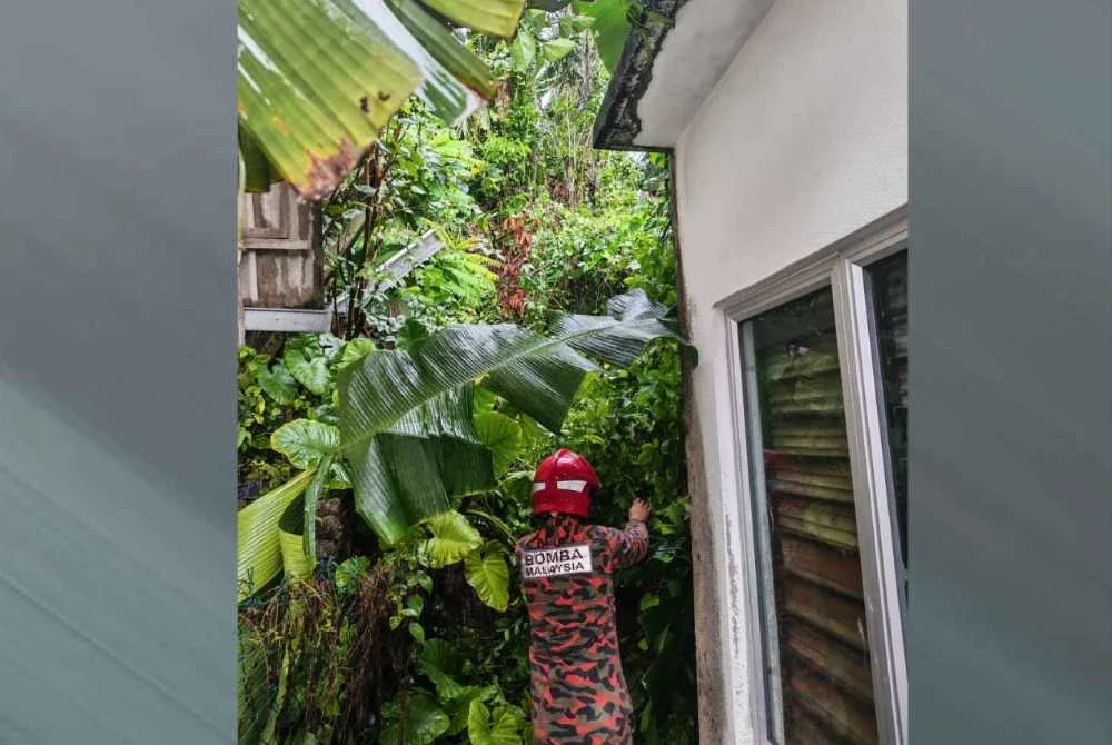 Keadaan tebing yang runtuh dalam kejadian tanah runtuh di Kampung Ampang Indah pada Ahad