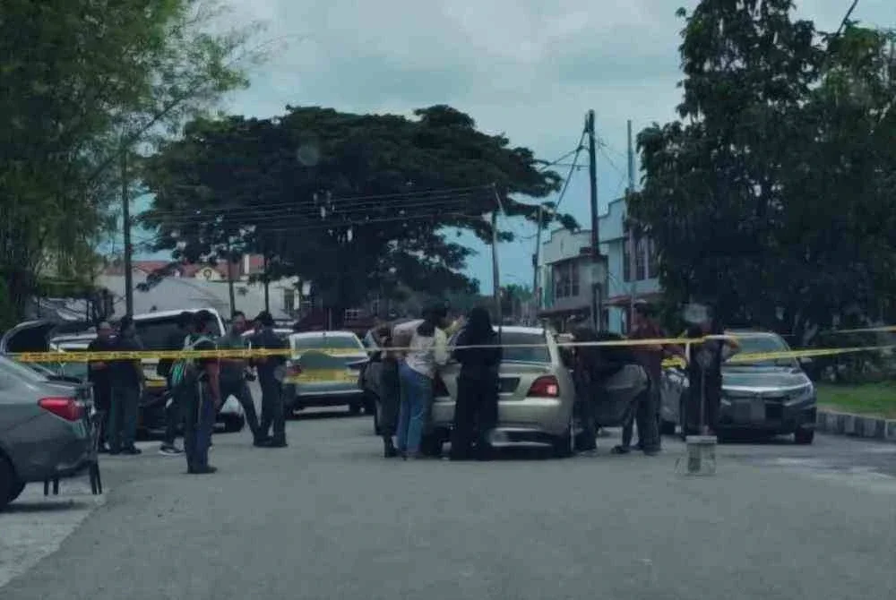 Tiga individu maut selepas ditembak dalam satu kejadian di sebuah restoran sekitar bandar Kota Tinggi pada jam kira-kira 1.30 tengah hari Ahad.