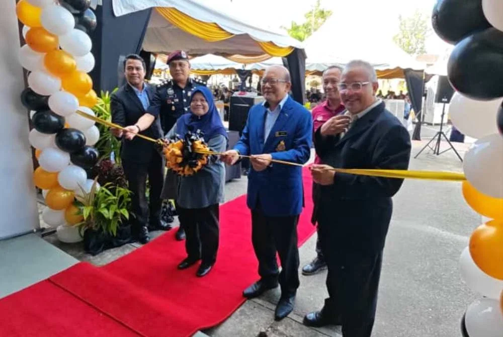 Junipah (tiga kiri) merasmikan Pejabat SPRM Kedah Cawangan Langkawi di Jalan Padang Matsirat, Kuah pada Ahad.