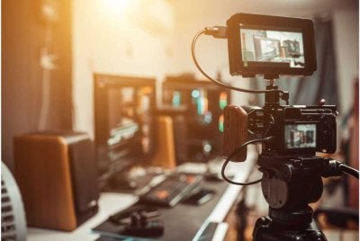 Industri kreatif merangkumi sektor filem, televisyen, muzik, animasi, permainan digital, seni persembahan, penulisan dan kandungan digital. 