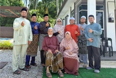 Mohd Nason (duduk di depan, kiri) dan Salmah (duduk di depan, kanan) bersama tujuh anak mereka dari kiri; Muhammad Ariff, Muhammad Amin, Amir, Siti Hajar, Amri, Aswad dan Azli bersama kedua ibu bapa mereka.