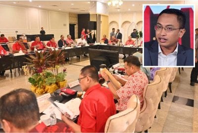 Mesyuarat MKT UMNO pada Jumaat memutuskan menerima semula 6,252 bekas pimpinan serta ahli di peringkat bahagian dan cawangan seluruh negara ke pangkuan parti. Gambar kecil: Mohammad Tawfik