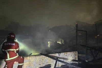 Anggota bomba memadamkan kebakaran dua rumah di Pandamaran pada Sabtu. Foto ihsan JBPM Selangor