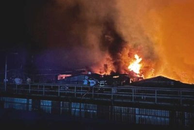 Kebakaran di Kampung Bahagia, Sandakan, memusnahkan kira-kira 200 rumah atas air. 