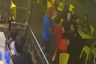 Tangkap layar video tular memaparkan insiden pergaduhan di restoran nasi kandar di Bandar Rimbayu, Telok Panglima Garang pada Rabu.