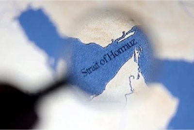 Tentera Laut Pengawal Revolusi Iran pada Sabtu memberi amaran bahawa mana-mana kapal yang menghampiri Selat Hormuz akan dianggap sebagai sasaran.