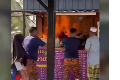 Tindakan menyelamat dilakukan dengan membantu mengeluarkan mangsa ke kawasan selamat 