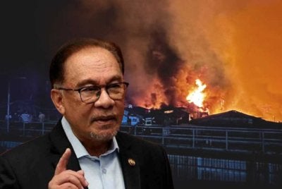 Kebakaran di Kampung Bahagia, Sandakan, memusnahkan kira-kira 200 rumah atas air dan Anwar Ibrahim (kanan).