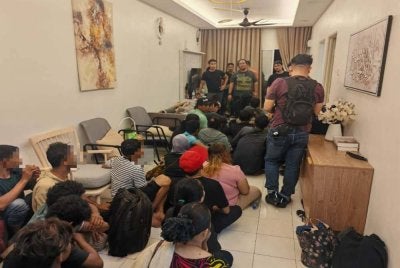 Seorang lelaki warga Indonesia berperanan sebagai penjaga rumah penampungan ditahan bersama 74 migran dalam operasi di Bandar Baru Segari, Lumut pada Sabtu.