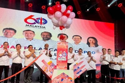 Anthony (tujuh dari kanan) melancarkan Sambutan Ulang Tahun ke-60 DAP di Bukit Mertajm pada Ahad.