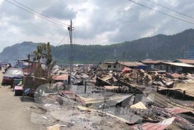 Keadaan di Kampung Bahagia, Batu Sapi, Sandakan yang terlibat kebakaran awal pagi Ahad.