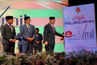 Tengku Mohamad Rizam (kanan) merasmikan pelancaran Sistem e-Amil MAIK pada Majlis Sidang Media Laporan Khas Kutipan dan Agihan Zakat MAIK Bagi Tahun 2025 di Kota Bharu pada Ahad.