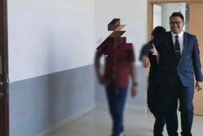 Seramai tujuh lelaki yang berlagak seperti perempuan dengan berpakaian wanita di dalam dewan serbaguna sebuah apartmen di Jalan Mahmood di Kota Bharu tahun lalu didakwa di Mahkamah Rendah Syariah pada Ahad.