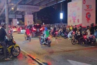 Ratusan ‘mat rempit’ yang menjadikan Jalan Tun Razak di sini sebagai litar lumba, termasuk mempamerkan aksi berbahaya.