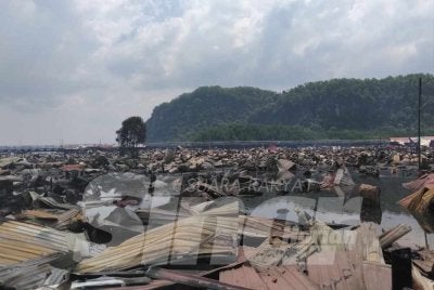 Keadaan di Kampung Bahagia, Batu Sapi, Sandakan selepas anggota bomba berjaya memadamkan kebakaran.