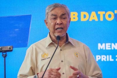 Ahmad Zahid berucap pada majlis perasmian Pasar Raya RissMart Grocer di Pusat Bandar Kwasa Damansara pada Ahad. Foto Bernama
