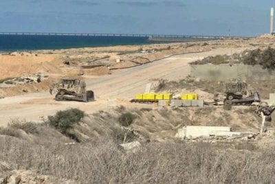 Bongkah konkrit kuning yang ditempatkan di 'zon persempadanan' Israel di Genting Gaza. - Foto Agensi