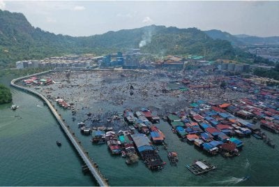 Kira-kira 200 rumah musnah dalam kebakaran di perkampungan atas air Kampung Bahagia, Sandakan pada awal pagi Ahad. Foto: Bernama