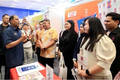 Zambry (kiri) ketika melakukan tinjauan mesra Program Jom Masuk Universiti di Kompleks Dewan Kuliah Pusat kedua UMS pada Ahad. Foto: Bernama
