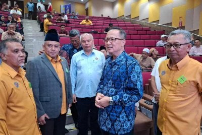 Mustaffa (dua dari kanan) menyantuni barisan jawatankuasa DPMM Perak sempena Program Forum Niaga Madani 2026 dan Mesyuarat Agung Tahunan ke-11 DPMM Perak di Kolej Poly-Tech MARA (KPTM) Ipoh pada Ahad.