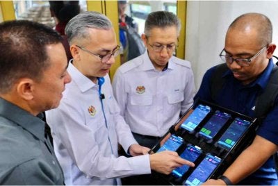 Fahmi ketika sesi ujian kelajuan dan kualiti liputan selular sepanjang laluan ETS dari KL Sentral ke Segamat. Foto MCMC