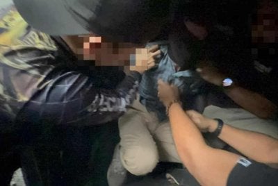 Banduan warga Pakistan yang melarikan diri dari Penjara Sungai Buloh pada 9 April lalu berjaya ditahan semula pada Sabtu.