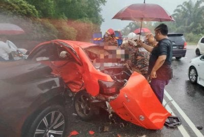 Anggota bomba mengeluarkan mangsa yang tersepit dalam kemalangan tiga kenderaan di Jalan Air Hitam, Kluang.Foto JBPM Johor