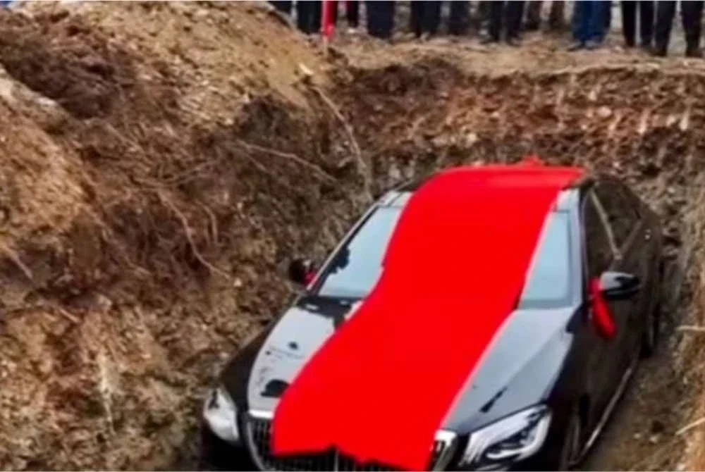 Kereta Mercedes-Benz itu turut dipasang dengan reben merah ketika upacara tersebut. Foto Agensi