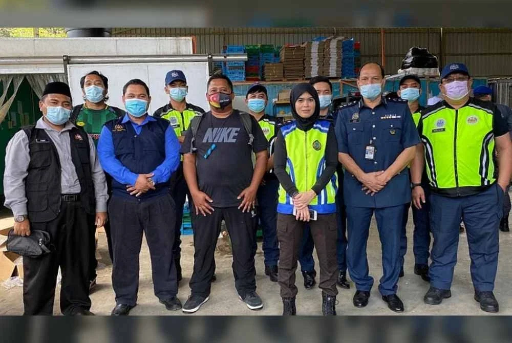 Raja Abdul Aziz (dua dari kanan) antara pegawai JKDM yang terlibat dalam serbuan kes kartel daging di Johor pada Disember 2020.