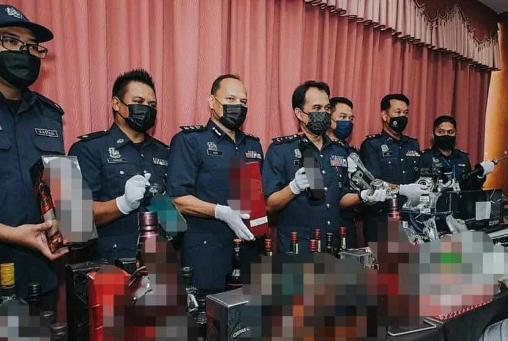 Raja Abdul Aziz (tiga dari kiri) dalam sidang akhbar kejayaan JKDM Johor menumpaskan sindiket penyeludupan minuman keras.