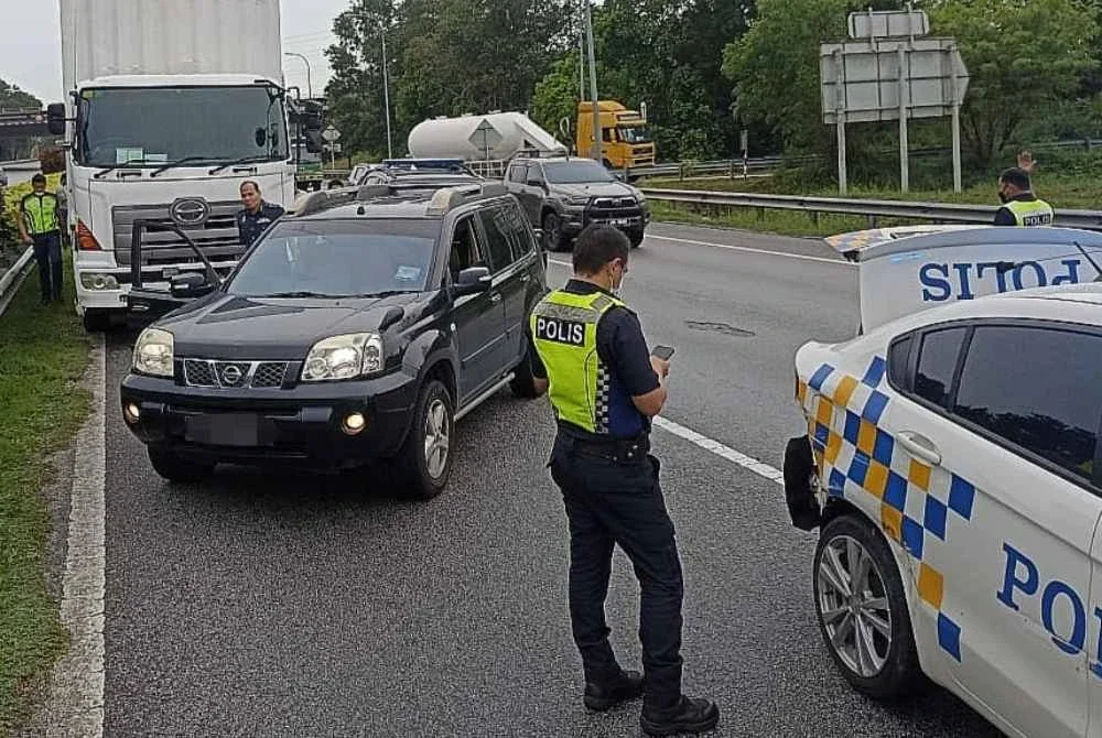 Tindakan pantas operasi JKDM Johor dengan kerjasama PDRM berjaya menahan sebuah lori membawa muatan arak seludup pada April 2022.