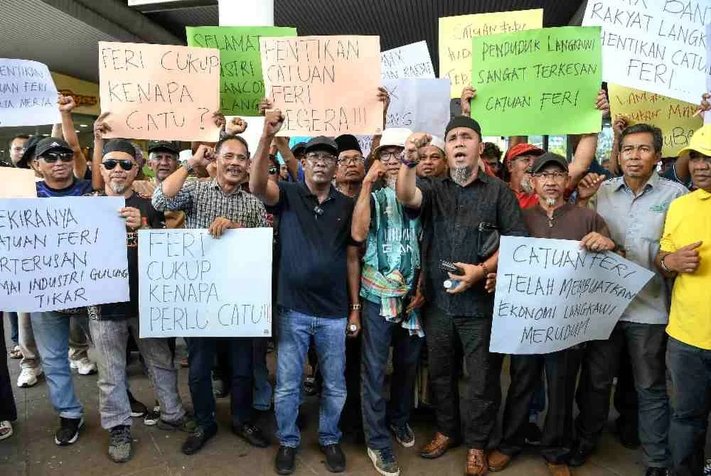Sebahagian wakil badan bukan kerajaan dan penduduk yang hadir pada perhimpunan aman catuan feri Langkawi di Terminal Jeti Penumpang Kuah, petang semalam. Foto Bernama