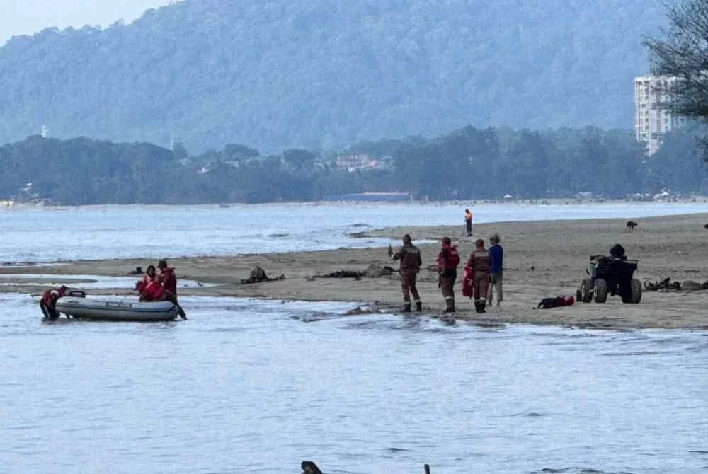 Lokasi mangsa dianggarkan kira-kira 100 meter dari sisir pantai dan mangsa berjaya diselamatkan tanpa sebarang kecederaan.