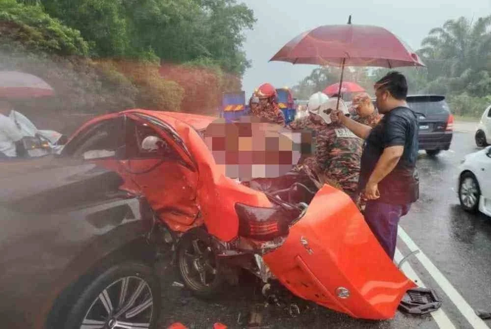 Siasatan awal mendapati keempat-empat beradik itu dalam perjalanan dari arah Kluang menuju ke Ayer Hitam dengan menaiki sebuah Toyota Vios yang dipandu oleh Azrul Nizam.