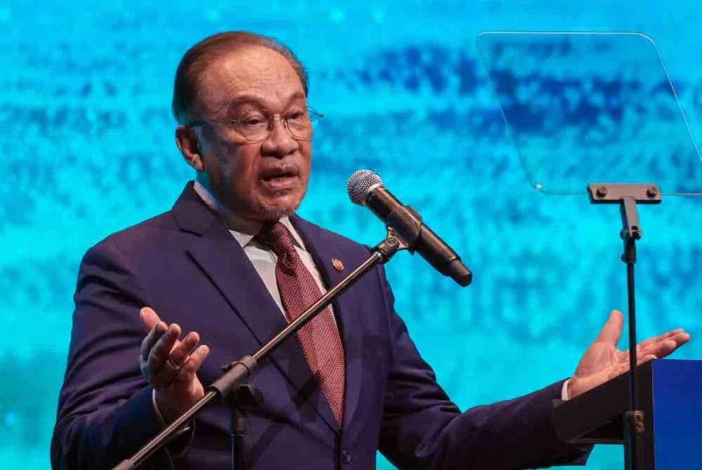 Perdana Menteri Datuk Seri Anwar Ibrahim menyampaikan ucapan perasmian Pameran Perkhidmatan Pertahanan Asia (DSA) dan Pameran Keselamatan Kebangsaan (NATSEC) Asia 2026 di Pusat Dagangan dan Pameran Antarabangsa Malaysia (MITEC) pada Isnin. - Foto Bernama