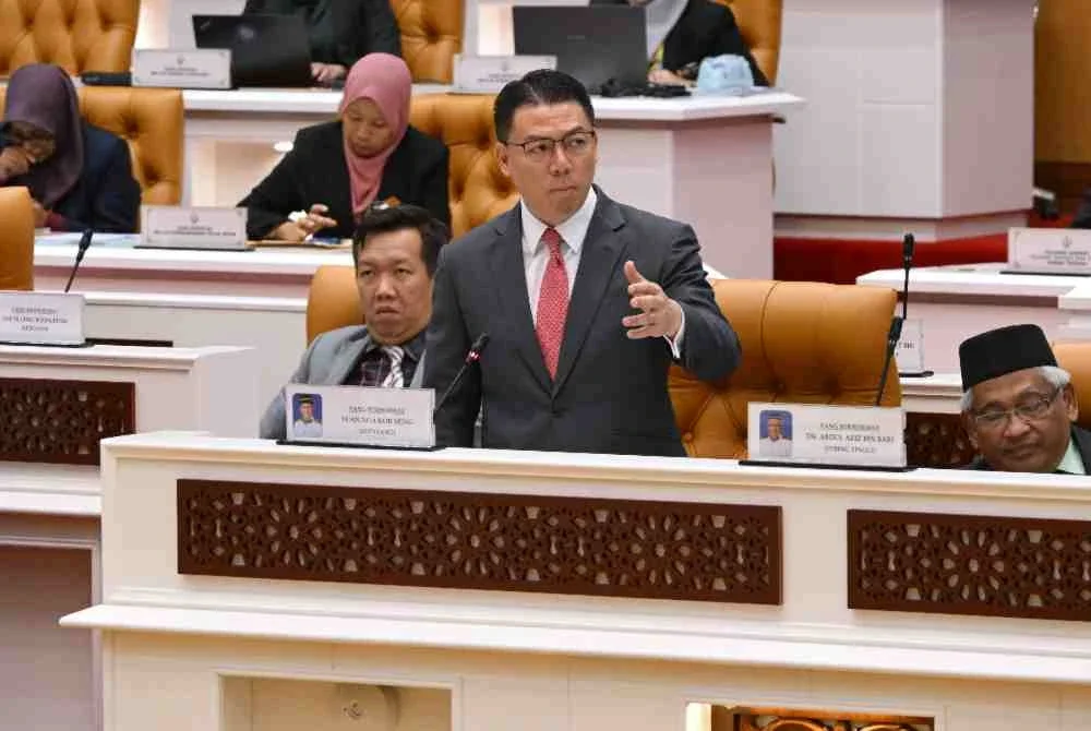 Kor Ming ketika mengemukakan soalan lisan sempena Mesyuarat Pertama Tahun Keempat Dewan Negeri Perak ke-15 di Bangunan Perak Darul Ridzuan, Ipoh pada Isnin.