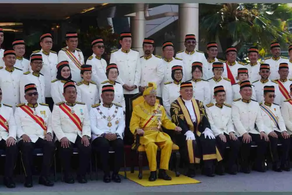 Sultan Selangor (tengah) berkenan bergambar bersama ADUN semasa Istiadat Pembukaan Mesyuarat Pertama Penggal Persidangan DUN Selangor pada Isnin. Foto ROSLI TALIB