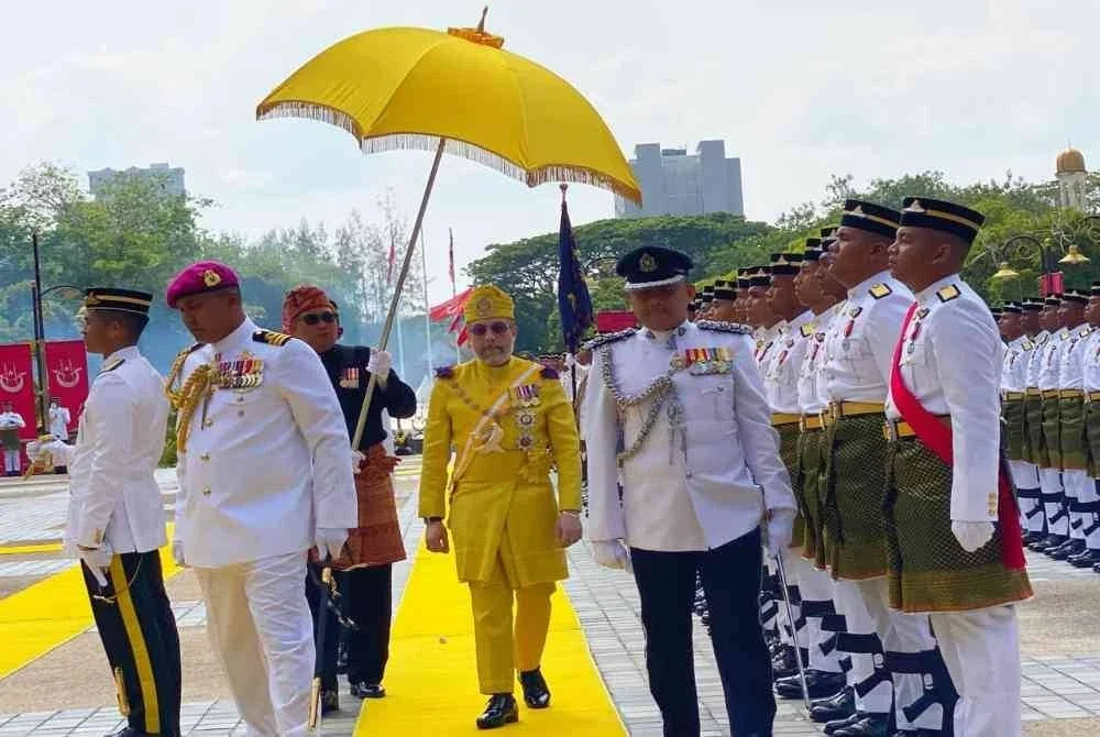 Pemangku Raja Kelantan, Tengku Muhammad Fakhry Petra memeriksa perbarisan semasa merasmikan Istiadat Pembukaan Penggal Keempat Dewan Negeri Kelantan Yang Ke-15 Tahun 2026 di Kompleks Kota Darulnaim, Kota Bharu pada Isnin.Foto:SINAR HARIAN/HAZELEN LIANA KAMARUDIN