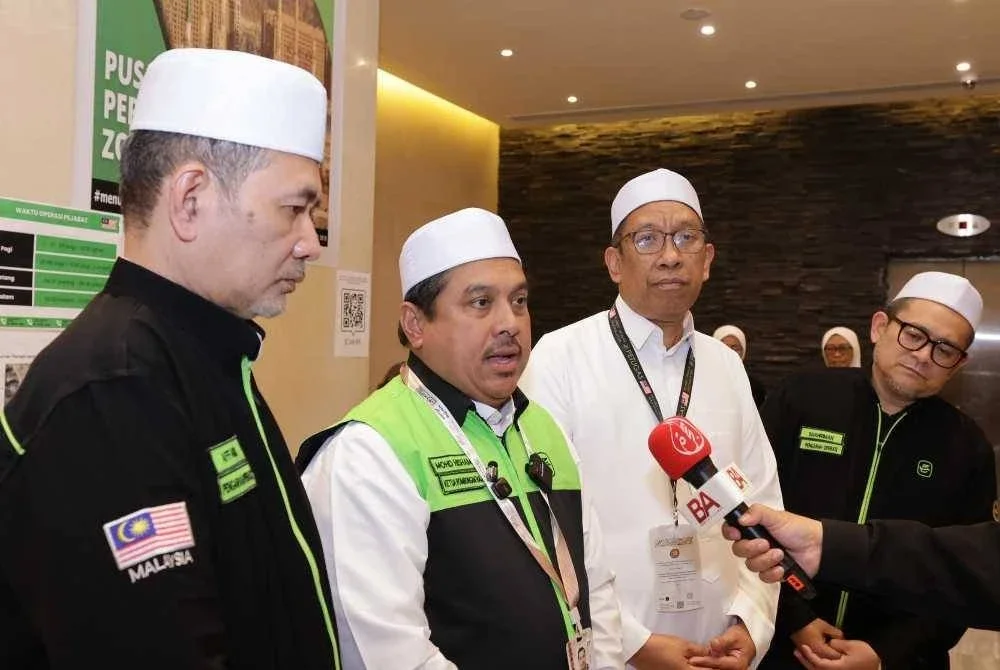 Mohd Hisham (dua dari kiri) ketika bercakap kepada media di Hotel Anwar Al-Madinah Movenpickm, Madinah pada Ahad.