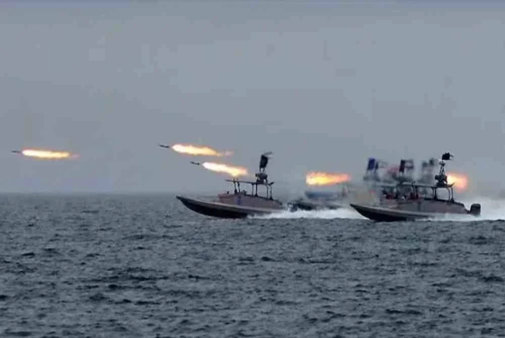 Pasukan Iran melancarkan serangan dron pada Ahad terhadap beberapa kapal Amerika Syarikat (AS) sebagai tindak balas selepas pasukan AS melepaskan tembakan dan memintas sebuah kapal Iran.