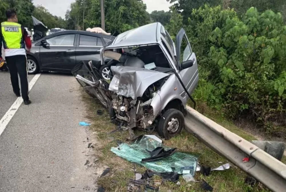Keadaan kereta yang terlibat dalam kemalangan di Kilometer 134, Jalan Kuantan–Kuala Lumpur pada Ahad. - FOTO: Polis Temerloh.