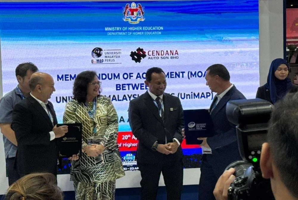 Azlinda (tiga dari kanan) semasa Majlis Pertukaran Dokumen MoU KPT dan UPNM di MITEC, Kuala Lumpur pada Isnin.
