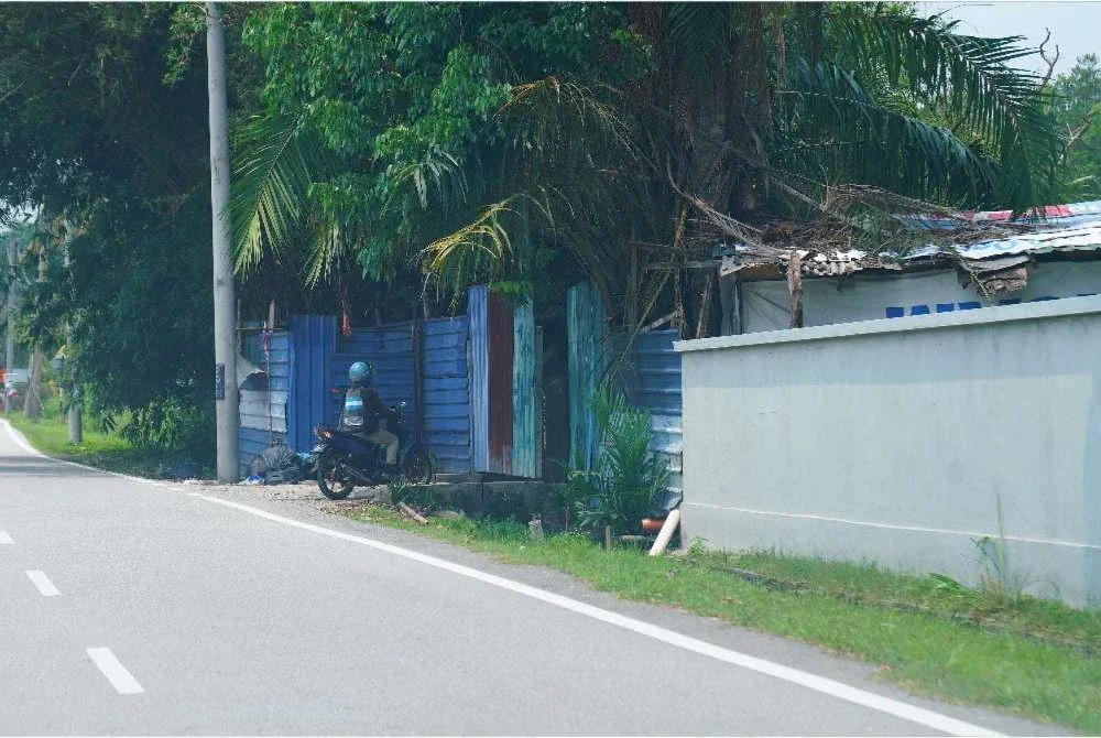 Pergerakan kenderaan memasuki salah sebuah penempatan didiami warga asing di sini.