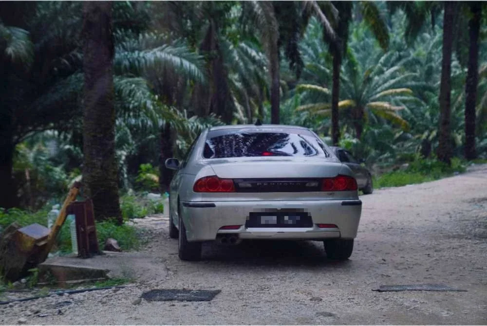 Kenderaan dilihat diletakkan di kawasan salah sebuah penempatan di sini.