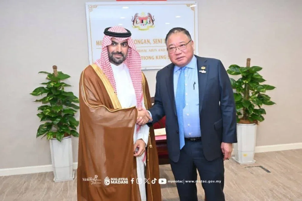 Tiong King Sing bersama Menteri Kebudayaan Arab Saudi, Putera Badr Abdullah Farhan Al Saud.