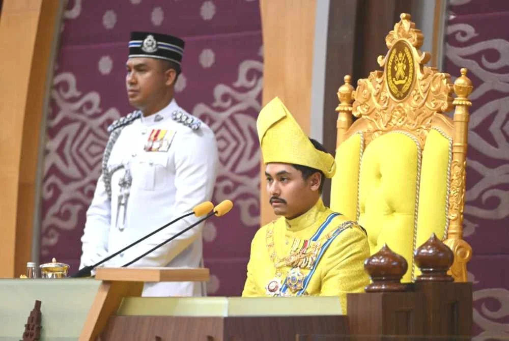 Tengku Muhammad Ismail berkenan bertitah pada Istiadat Pembukaan Persidangan Penggal Keempat DUN ke-15 di Wisma Darul Iman pada Isnin. Foto Bernama